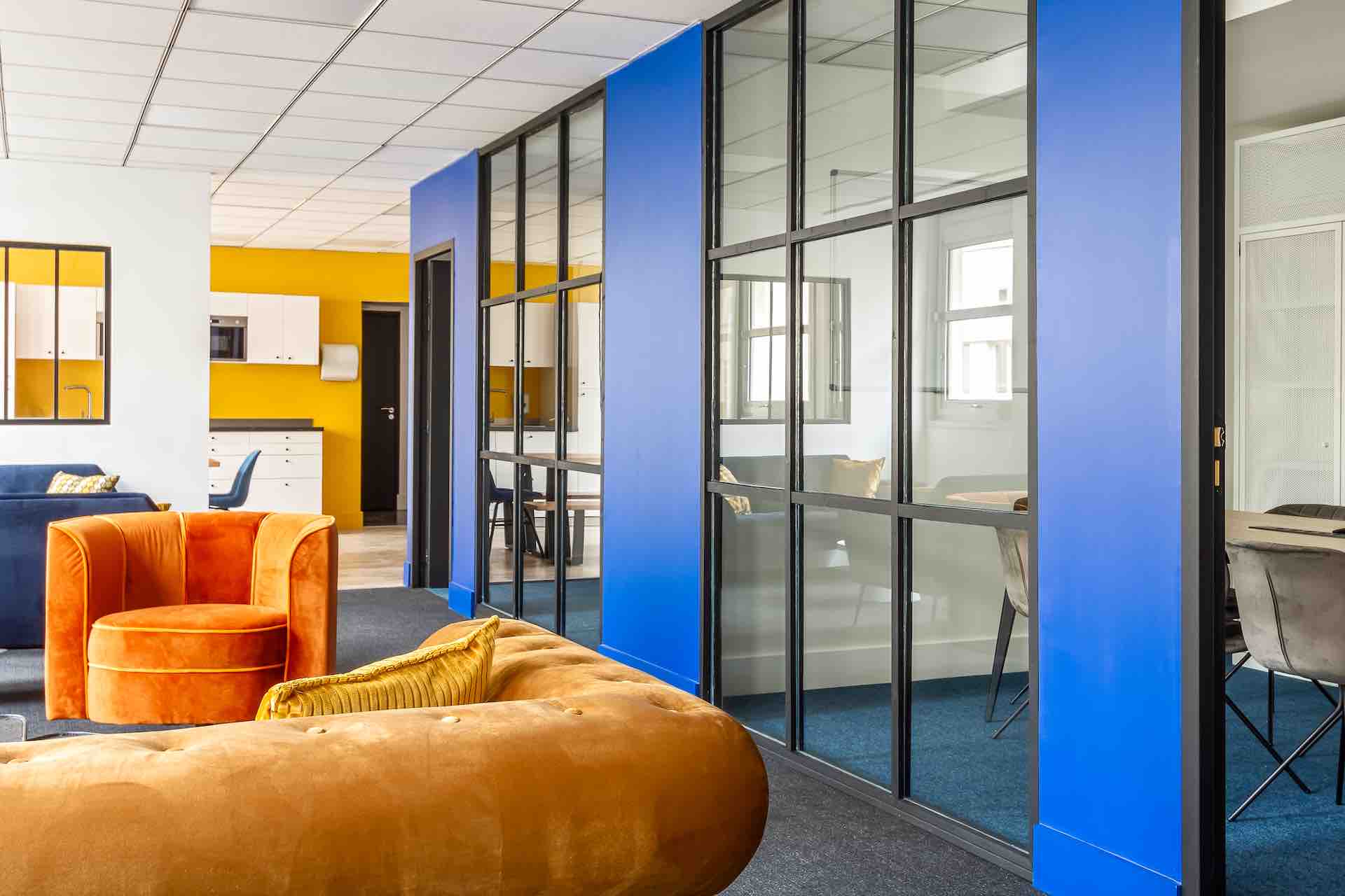 Mymood rénovation et aménagement de bureaux inspiration moderne couleurs vives
